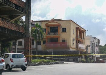 LOKASI kejadian di Putra Point, Bandar Baru Nilai, dekat sini di mana seorang wanita maut manakala dua rakannya yang lain cedera selepas diserang seorang lelaki bersenjatakan parang, pagi tadi.-UTUSAN/MUHAMMAD IZZAT TERMIZIE.