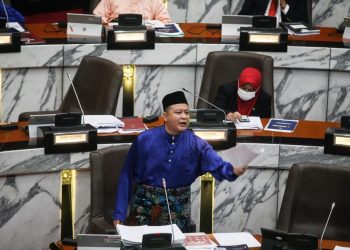 RIZAM Ismail ketika membahas Belanjawan 2021 Selangor dalam mesyuarat ketiga persidangan penggal ketiga dewan Negeri Selangor yang ke empat belas pada hari ini. -UTUSAN/ Zulfadhli Zaki