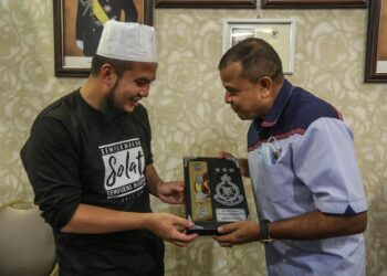 AYOB Khan Mydin Pitchay (kanan) menyampaikan cenderamata kepada Pendakwah Ebit Irawan Ibrahim Lew atau Ustaz Ebit Lew.
-Gambar Facebook Ebit Liew