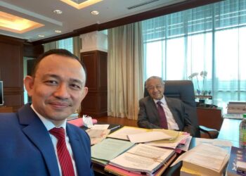 MASZLEE Malik memuat naik gambarnya bersama Dr. Mahathir dalam Facebook beliau hari ini. -Gambar: Facebook Dr. Maszlee Malik