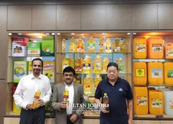 WAKIL Palmtop Vegeoil Products Sdn. Bhd., Datuk R. Sukumaran (tengah) bersama Ahli Lembaga Pemegang Amanah YSIJ, Avinderjit Singh Harjit (kiri) dan Mejar Cina, David Wong Khoong Soon (kanan).-Ihsan Facebook Sultan Ibrahim Sultan Iskandar