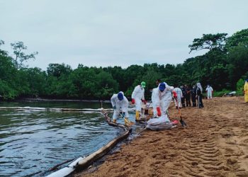 PARA sukarelawan bertungkus lumus membersihkan Pantai Cermin, Port Dickson yang dicemari tumpahan minyak tidak lama dulu.