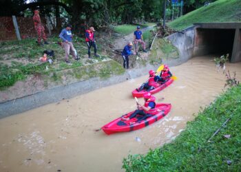 ANGGOTA Bomba Pasukan Penyelamat Di Air (PPDA) Balai Bomba Teluk Kemang turut terlibat dalam operasi mencari dan menyelamat mangsa yang dikhuatiri lemas di Sungai Linggi, susulan kejadian banjir kilat yang berlaku di beberapa kawasan di Seremban, awal pagi tadi.-UTUSAN/ZAKKINA WATI AHMAD TARMIZI.