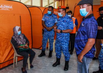 FAZLISYAH Muslim (tengah) meninjau perjalanan Pusat Pemindahan Sementara yang dibuka SK Sega, Rantau susulan kejadian banjir kilat yang berlaku di beberapa kawasan di Seremban, awal pagi tadi.-UTUSAN/MUHAMMAD IZZAT TERMIZIE.