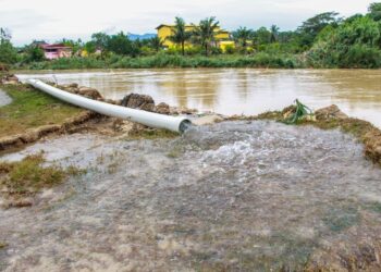 KELIHATAN paip saluran air yang pecah susulan tebing Sungai Linggi yang runtuh berhampiran Kampung Stesen, Kuala Sawah, Rantau disebabkan oleh kejadian hujan lebat yang melanda, awal pagi tadi.-UTUSAN/MUHAMMAD IZZAT TERMIZIE