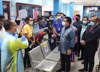 SULAIMAN Md. Ali (dua dari kanan) beramah mesra dengan orang ramai ketika melawat agensi-agensi di bawah Kementerian Dalam Negeri (KDN) di Kompleks KDN, Ayer Keroh, Melaka. UTUSAN/ RASUL AZLI SAMAD