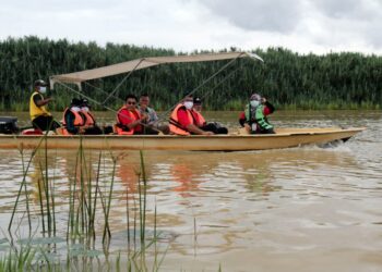 MOHD. Sharkar  Shamsudin (tengah, cermin mata hitam) melakukan tinjauan di Tasik Chini selepas merasmikan Program Sambutan Hari Alam Sekitar Negara Peringkat Pahang di Pusat Penyelidikan Tasik Chini, Pahang.