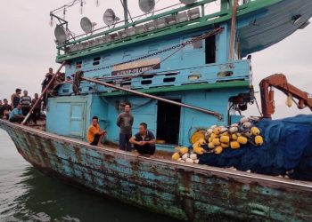 BOT nelayan Indonesia bersama 28 kru yang menceroboh perairan negeri ini diusir dengan serta-merta oleh Maritim Malaysia.-Gambar Maritim Malaysia