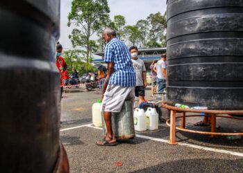 ORANG ramai di sekitar Rantau mendapatkan bekalan air daripada tangki statik yang diletakkan oleh Sains di Dataran Rantau, dekat sini selepas kawasan tersebut menghadapi gangguan bekalan air ekoran LRA Linggi yang tidak dapat beroperasi sejak 4 November lalu.-UTUSAN/MUHAMMAD IZZAT TERMIZIE.