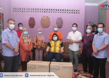 Pertubuhan Keselamatan Sosial (Perkeso) menyumbangkan bekalan pampers kepada penduduk di Kampung Bernaung, Mersing, Johor.