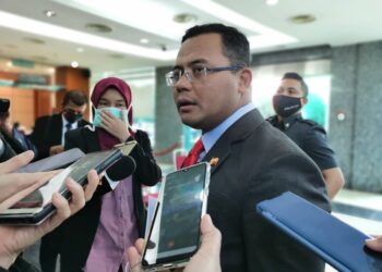 AMIRUDIN ketika ditanya pemberita di Foyer Dewan Annex di sini hari ini.-UTUSAN/NOR AZIHAN GHAZALI