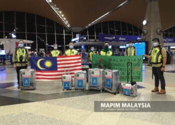 DELEGASI Mapim menghantar bantuan ke Turki bagi membantu pelarian Syria yang kini terdedah ancaman musim sejuk dan wabak Covid-19, di KLIA, Sepang, semalam.