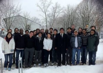 Sahol Hamid Abu Bakar (depan, empat dari kanan) bersama pelajar University of Stuttgart, Jerman pada 2018.