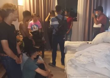 SERAMAI 10 remaja termasuk empat perempuan ditahan ketika sedang berparti di sebuah bilik hotel di Butterworth, Pulau Pinang semalam.