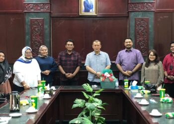 ABDUL Rahim Tamby Chik (tengah) menerima kunjungan Kelab Pengamal Media Melaka (Pendika) di Peringgit Point, Melaka.