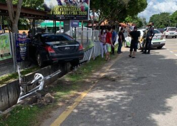 KERETA dipandu seorang ahli perniagaan yang disyaki mengantuk terbabas dan melanggar pagar Japerun Ayer Molek, Melaka, hari ini.