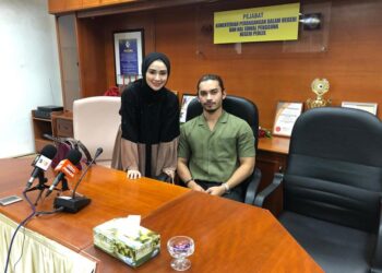 PEMILIK cap dagangan Wawa Cosmetics iaitu (Aeril Zafrel (tengah) dan Wawa Zainal dalam sidang akhbar mengenai produk menggunakan cap dagangan mereka di pejabat Kementerian Perdagangan Dalam Negeri dan Hal Ehwal Pengguna (KPDNHEP) Perlis, Kangar, Perlis hari ini.- UTUSAN/ NAZLINA NADZARI