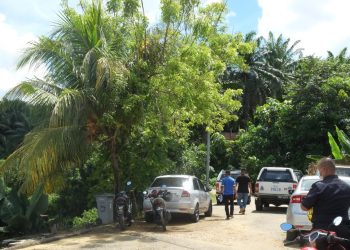 ANGGOTA polis mengawal lokasi kejadian bunuh di Rumah Rakyat Simpang Pertang, Simpang Pertang, Jelebu dekat sini hari ini.-UTUSAN/BADRUL HAFIZAN MAT ISA