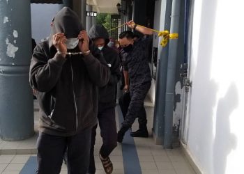 Dua anggota polis berpangkat sarjan dan konstabel dihadapkan ke Mahkamah Sesyen di Sungai Petani, semalam atas pertuduhan menyeludup 27 pendatang asing tanpa izin (PATI) warga India.