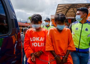 DUA warga Myanmar dibawa keluar dari Mahkamah Majistret Kuala Berang di Hulu Terengganu, Terengganu bagi memohon sambungan reman hari ini. -UTUSAN/
PUQTRA HAIRRY ROSLI