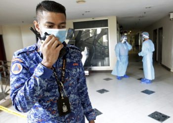 ANGGOTA Angkatan Pertahanan Awam (APM), Rozihan Razni Abdul Rahim ketika sedang menjalankan tugas di pusat kuarantin di sebuah hotel di Tanjung Bungah, Pulau Pinang.