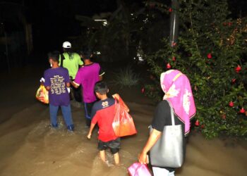 MANGSA mengangkut barangan untuk berpindah ke pusat pemindahan sementara (PPS) ekoran banjir yang melanda Kampung Kilang Berapi, Merlimau di Jasin, semalam. UTUSAN/ RASUL AZLI SAMAD