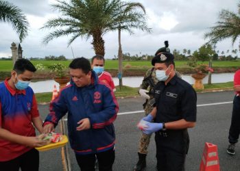 TUANKU Syed Faizuddin (tengah)
singgah meninjau anggota keselamatan yang bertugas di sekatan jalan raya (SJR) sempadan Perlis Kedah di Sanglang di sini hari ini.