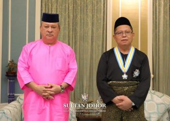 Sultan Ibrahim Sultan Iskandar berkenan mengurniakan DMIJ yang membawa gelaran Datuk kepada Pengarah Kesihatan Johor, Dr. Aman Rabu.
Gambar: Facebook Sultan Johor, Sultan Ibrahim Sultan Iskandar