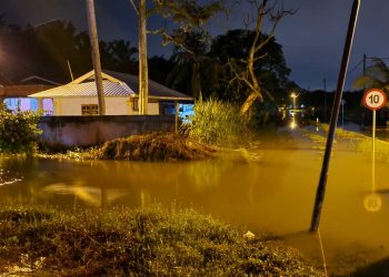 KAWASAN Batu 7 kawasan Parit Mahang, Ijok. Selangor yang masih ditenggelami air susulan hujan lebat pagi ini. UTUSAN/NOR AZIHAN MD GHAZALI