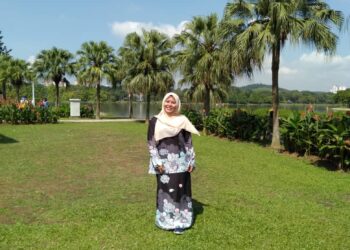 PELAJAR Universiti Putra Malaysia (UPM) Nurul Farahanum Maaroff, 20, yang terpaksa berpindah ke rumah ibu saudaranya di Kampung Kua di Ajil, Hulu Terengganu berikutan capaian internet yang lemah bagi mengikuti kelas dalam talian.