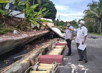 DATUK Seri Mohd. Sharkar Shamsuddin (kiri) meninjau keadaan runtuhan benteng Masjid Taman Saga di Mentakab Pahang hari ini.