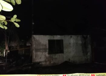 KEADAAN rumah dua tingkat yang terbakar di Kampung Bakau Tinggi, Kemaman, malam tadi.-UTUSAN/ NIK NUR IZZATUL HAZWANI NIK ADNAN