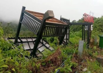 DUA pondok kayu rosak  dan tumbang dipercayai angkara perbuatan khianat di pusat peranginan Gunung Stong, Dabong semalam.
FOTO laman sosial.