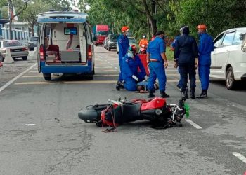 ANGGOTA Angkatan Pertahanan Awam (APM) memberi bantuan awal kepada mangsa kemalangan yang kemudian disahkan meninggal dunia selepas mengalami kecederaan parah di kepala dalam kemalangan di kawasan Perindustrian Tasek Utama Ayer Keroh, Melaka.