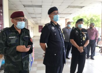 KETUA Polis Kedah, Datuk Hassanudin Hassan (tengah) hadir memberi penghormatan terakhir terhadap mendiang Koperal Baharuddin Ramli di Hospital Sultanah Bahiyah, Alor Setar hari in