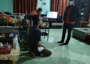 PENAGIH dadah melutut dan merayu ingin menjaga ibunya yang diserang strok sebagai alasan untuk mengelak dari dicekup penguatkuasa AADK dalam Op Perdana di Alor Gajah, malam tadi. UTUSAN/ DIYANATUL ATIQAH ZAKARYA