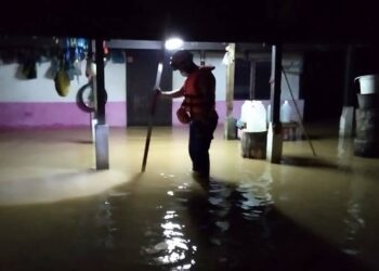 SALAH sebuah rumah penduduk yang dimasuki air dalam kejadian banjir di Malau, Jitra malam semalam.