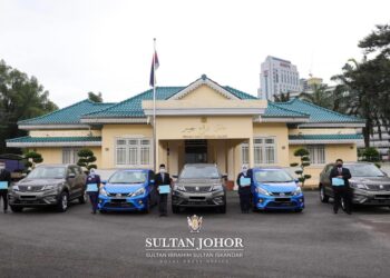 PENGARAH HSA, Dr. Mohtar Pungut@Ahmad (tiga dari kanan) merupakan antara pegawai dan anggota kesihatan yang menerima kurniaan kereta Sultan Johor, Sultan Ibrahim Sultan Iskandar. -Gambar Facebook Sultan Ibrahim Sultan Iskandar