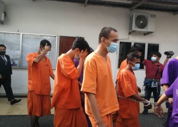 18 individu termasuk tiga warga Thailand direman empat hari di Mahkamah Kangar hari ini bagi membantu siasatan berhubung kes serangan berbalas tembakan sehingga mengorbankan seorang anggota Pasukan Gerakan Am (PGA) di sekitar 600 meter dari Tembok Sempadan (TS9), Padang Besar, semalam.- UTUSAN/ NAZLINA NADZARI