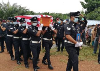 Jenazah mendiang Koperal Baharuddin diiring anggota polis sebelum dikebumi di Tanah Perkuburan Kampung Sungai Sampoo kira-kira pukul 12.30 tengah hari tadi.-UTUSAN/NOR AINNA HAMZAH