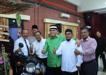 WAN Rosdy Wan Ismail (tengah) bersama Pesuruhjaya Pas Pahang, Rosli Abdul Jabar (dua dari kanan) dan timbalannya, Andansura Rabu (dua dari kiri) dalam satu majlis, baru-baru ini.