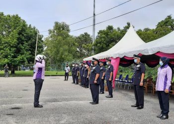 ABD. Jalil Hassan (tengah) ketika majlis penutupan Kursus Pengendalian Motosikal Ringan Kelas B2 Kontinjen Pahang Siri1/2020 di Kompleks Logistik Polis Diraja Malaysia  (PDRM) Alor Akar, Pahang.