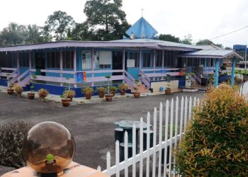 HANYA empat jemaah iaitu imam, bilal dan dua jemaah dibenarkan menunaikan solat Jumaat di Masjid As-Syakirin Kampung Sri Gunung, Kulai berikutan terdapat penduduk kampung itu mempunyai kontak rapat dengan salah seorang individu positif Covid-19. -UTUSAN/RAJA JAAFAR ALI