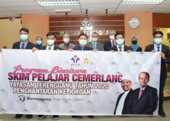 ANTARA pelajar cemerlang anak negeri yang menerima tajaan melanjutkan pengajian ke universiti di Jordan dalam satu majlis di Kuala Terengganu, Terengganu baru-baru ini.