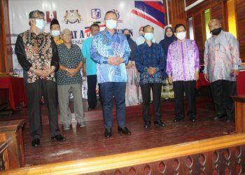 HASNI Mohammad bersama Penulis-Penulis Johor sempena Mesyuarat Agung Persatuan Penulisan Johor di Rumah Citra Sri Pinang, di Benut, Pontian.-UTUSAN/ Muhammad Zikri