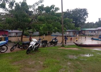 KAWASAN rendah di Kampung Bantal di Ulu Tembeling, Jerantut mula dinaiki air ekoran hujan lebat sejak tengah hari hari ini.