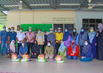 MOHD. Azizee Hasan (berdiri, lapan dari kiri) pada majlis sumbangan wang tunai dan barangan dapur kepada 25 pengusaha dan pemandu bas di kawasan Nilai dekat sini hari ini.-UTUSAN/MUHAMMAD IZZAT TERMIZIE.