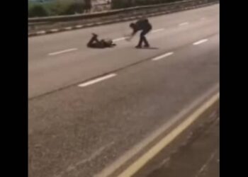 TANGKAP layar daripada video tular menunjukkan mangsa dipukul berkali-kali oleh suspek warga Bangladesh di Jalan Tebrau, Johor semalam.