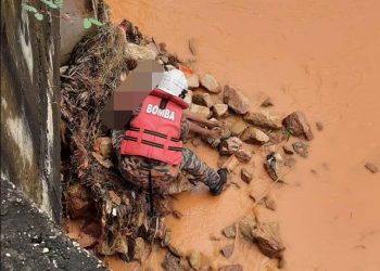 ANGGOTA bomba menyelamatkan wanita warga emas yang terjatuh longkang di Taman Kota Masai, Pasir Gudang.