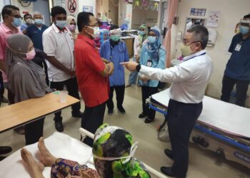 ADHAM Baba ketika melakukan lawatan mengejut di Hospital Tangkak, Johor.